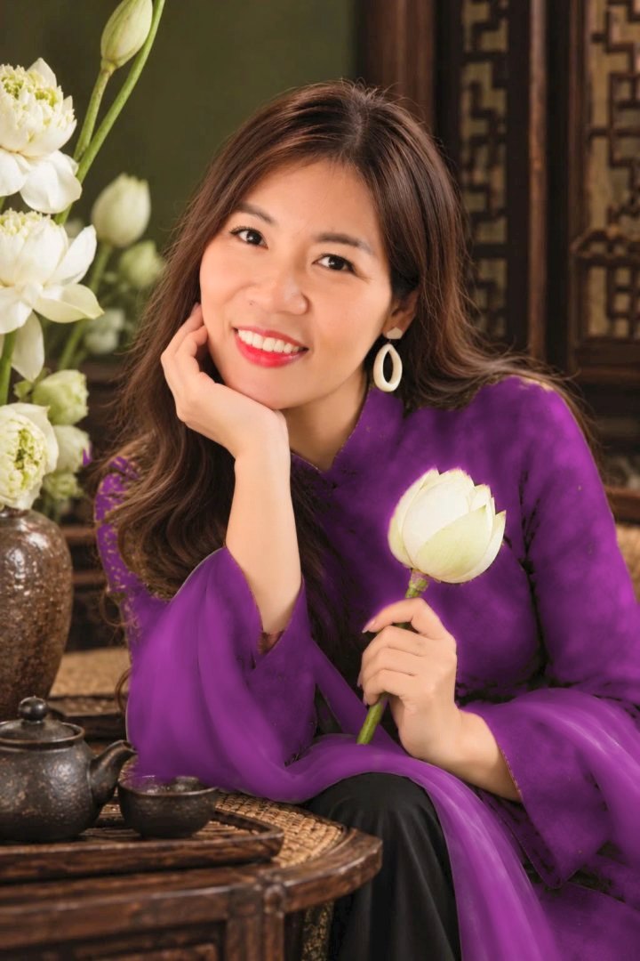 Thuỷ Tiên trong áo dài tím Huế, cầm bông sen trắng